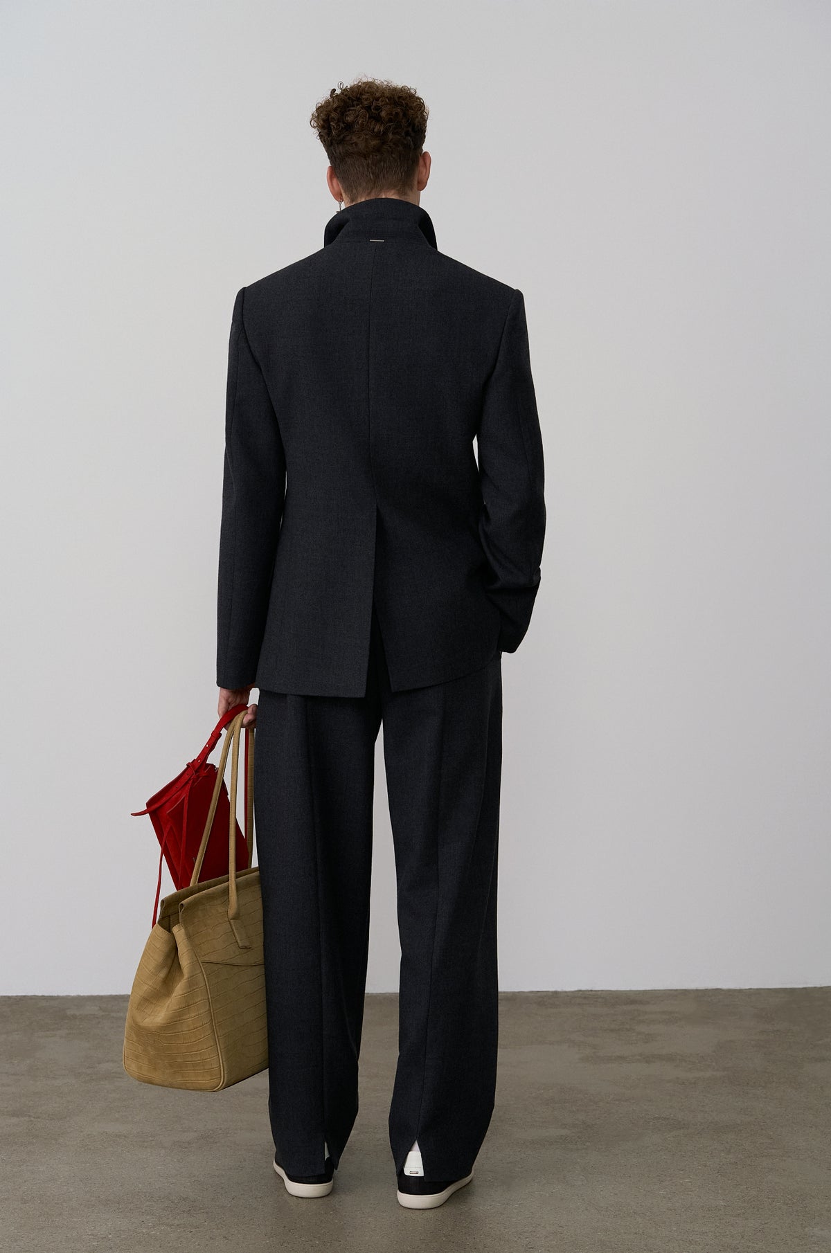 DOUBLE-BREASTED PEAKED LAPEL JACKET