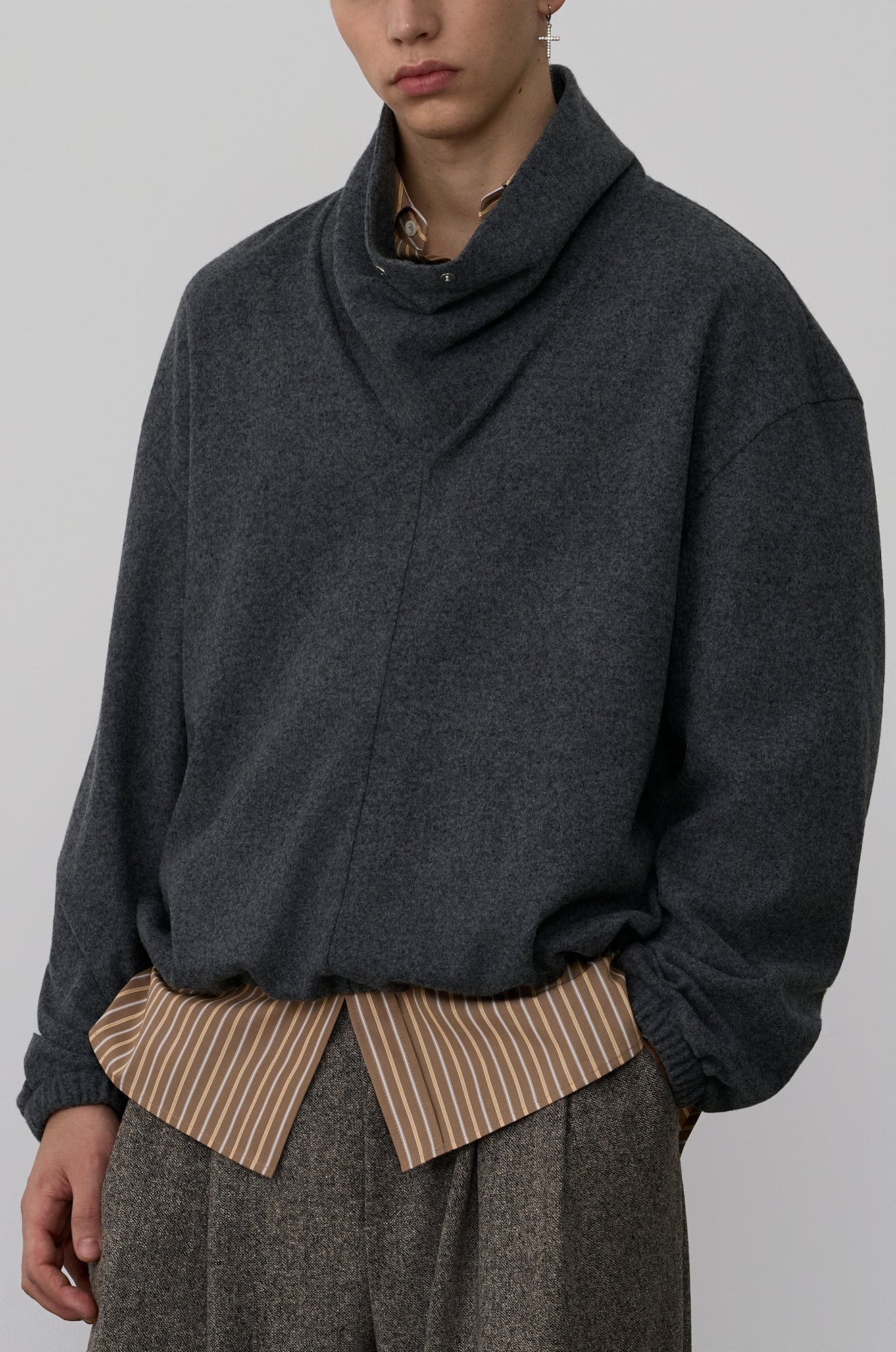 TRIANGULAR NECK PULLOVER
