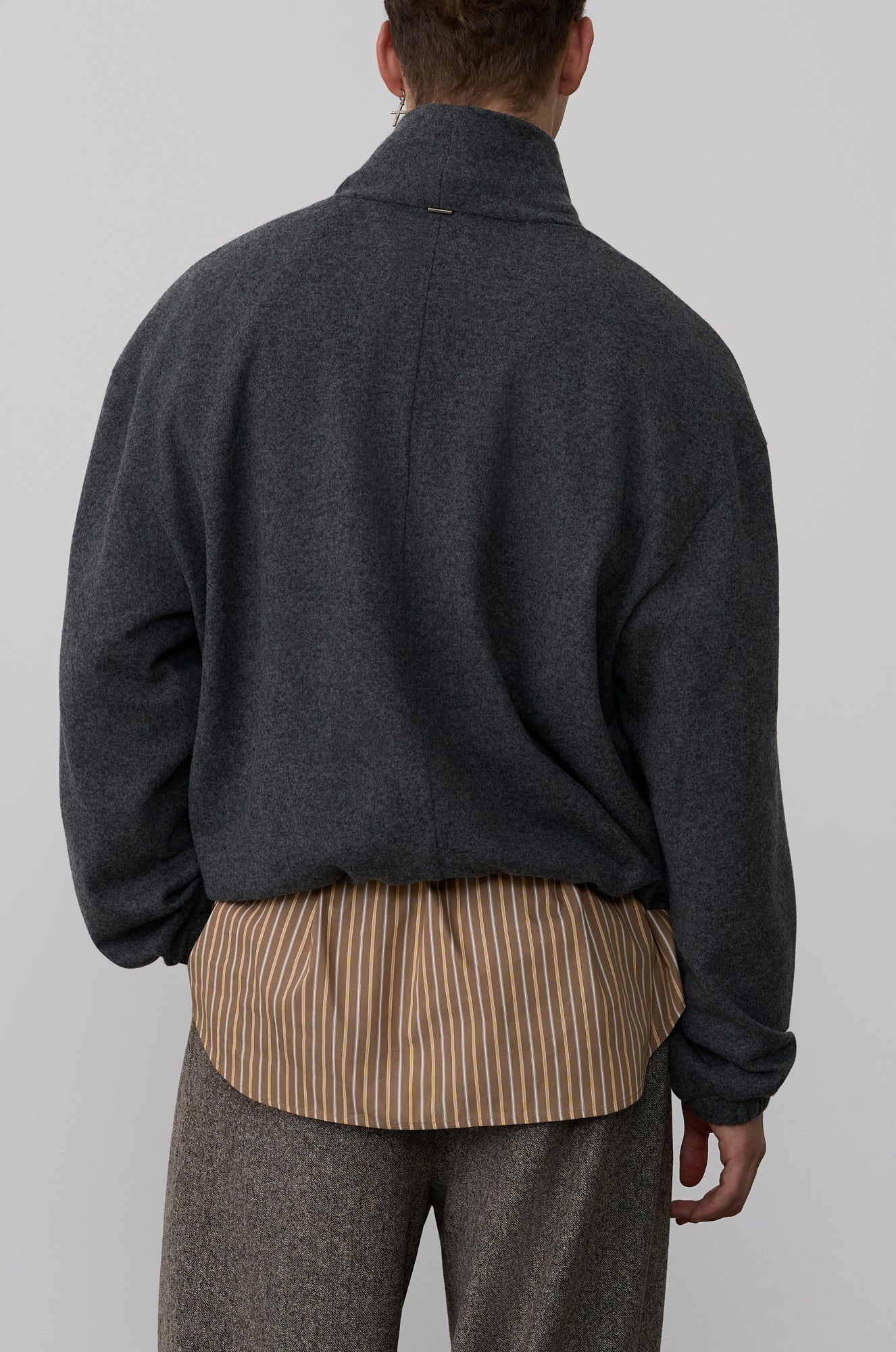 TRIANGULAR NECK PULLOVER