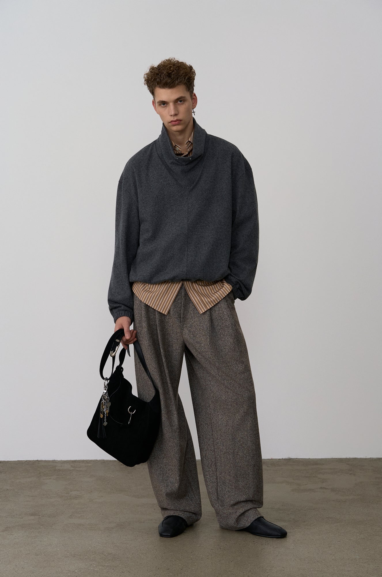 TRIANGULAR NECK PULLOVER