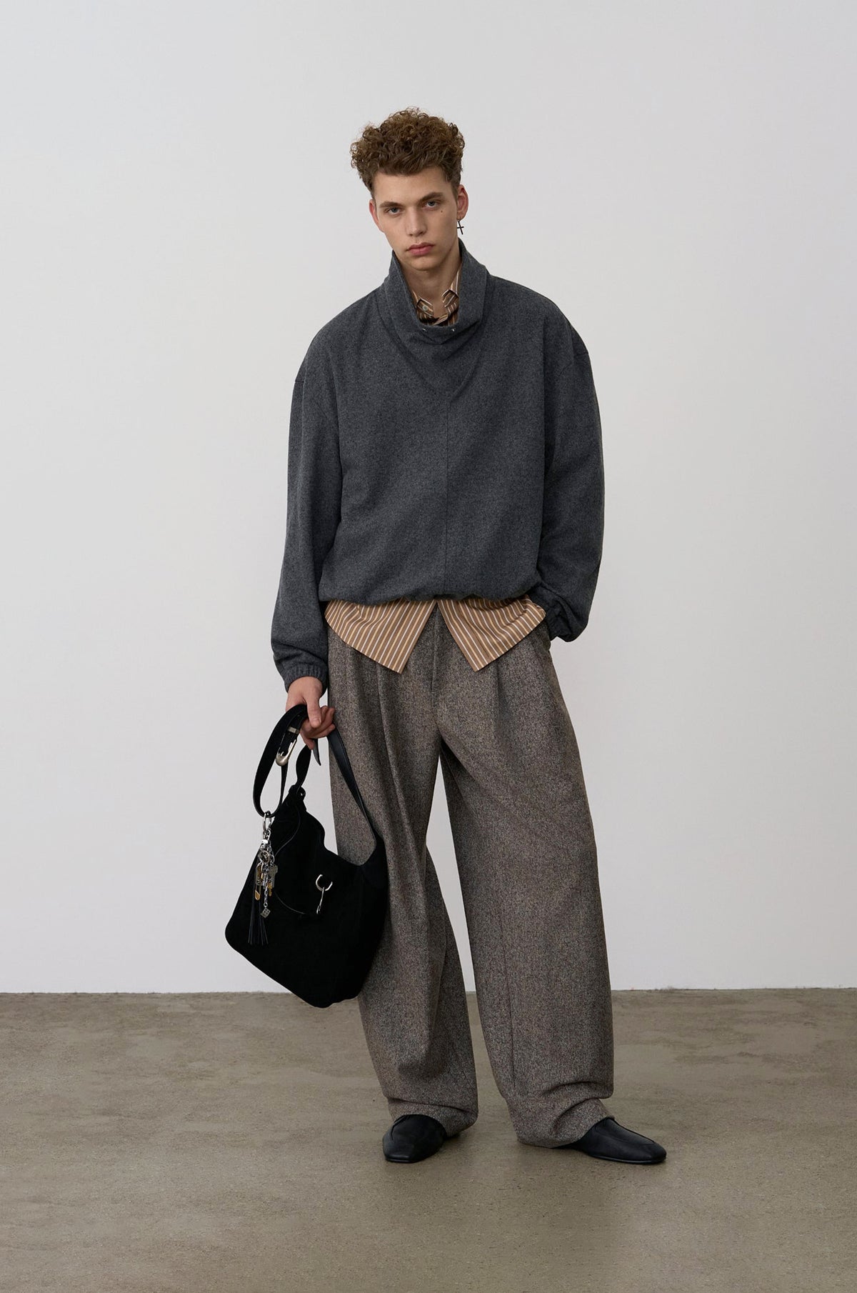 TRIANGULAR NECK PULLOVER