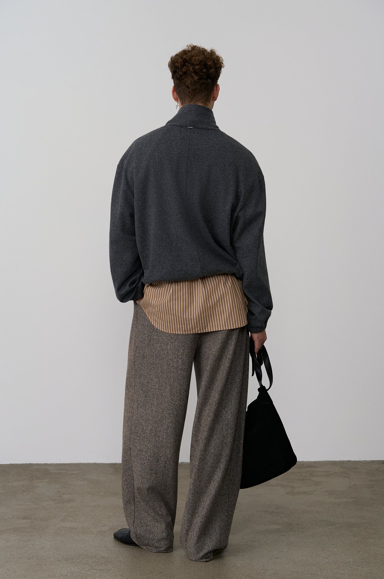 TRIANGULAR NECK PULLOVER