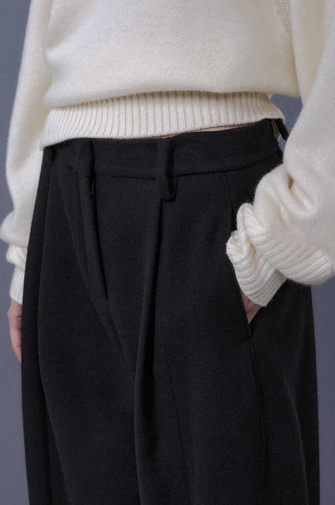 Curved Silhouette Trousers