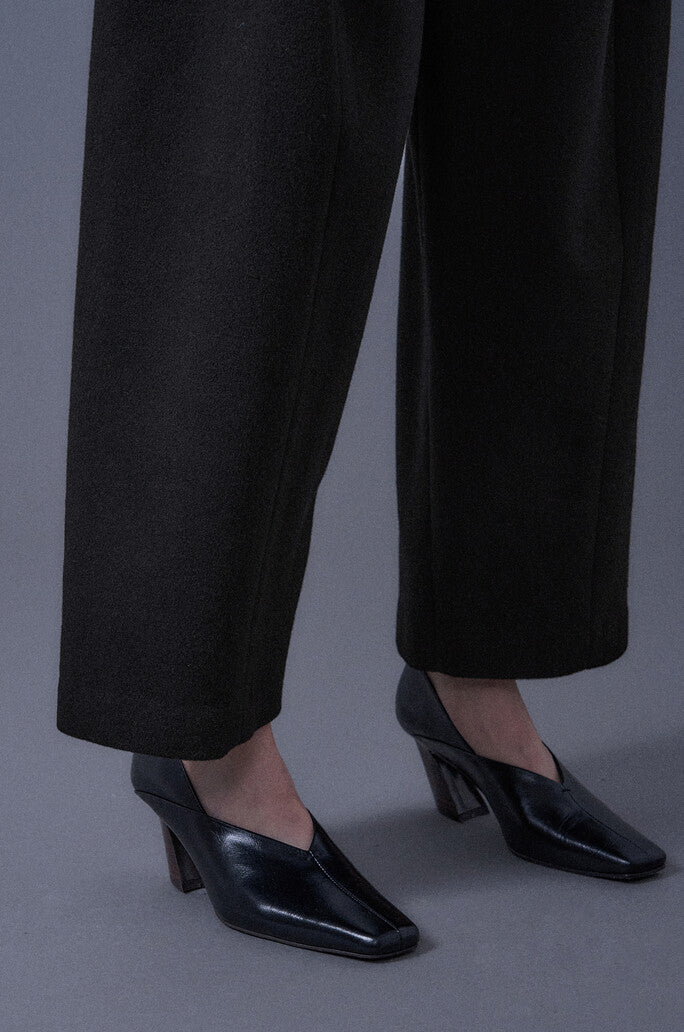 Curved Silhouette Trousers
