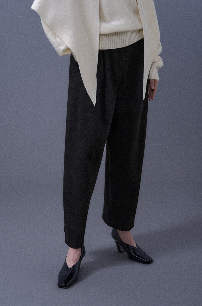 Curved Silhouette Trousers