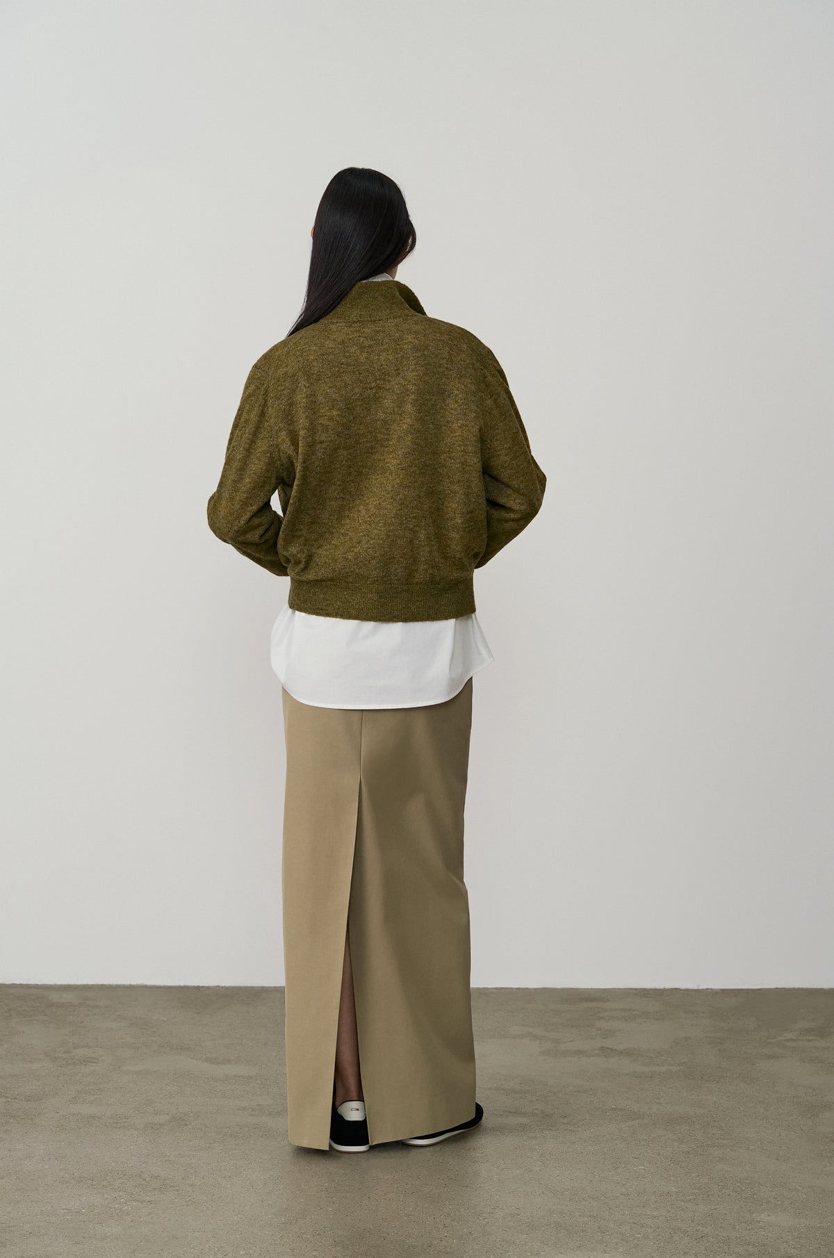 MINIMAL STAND-NECK KNIT TOP