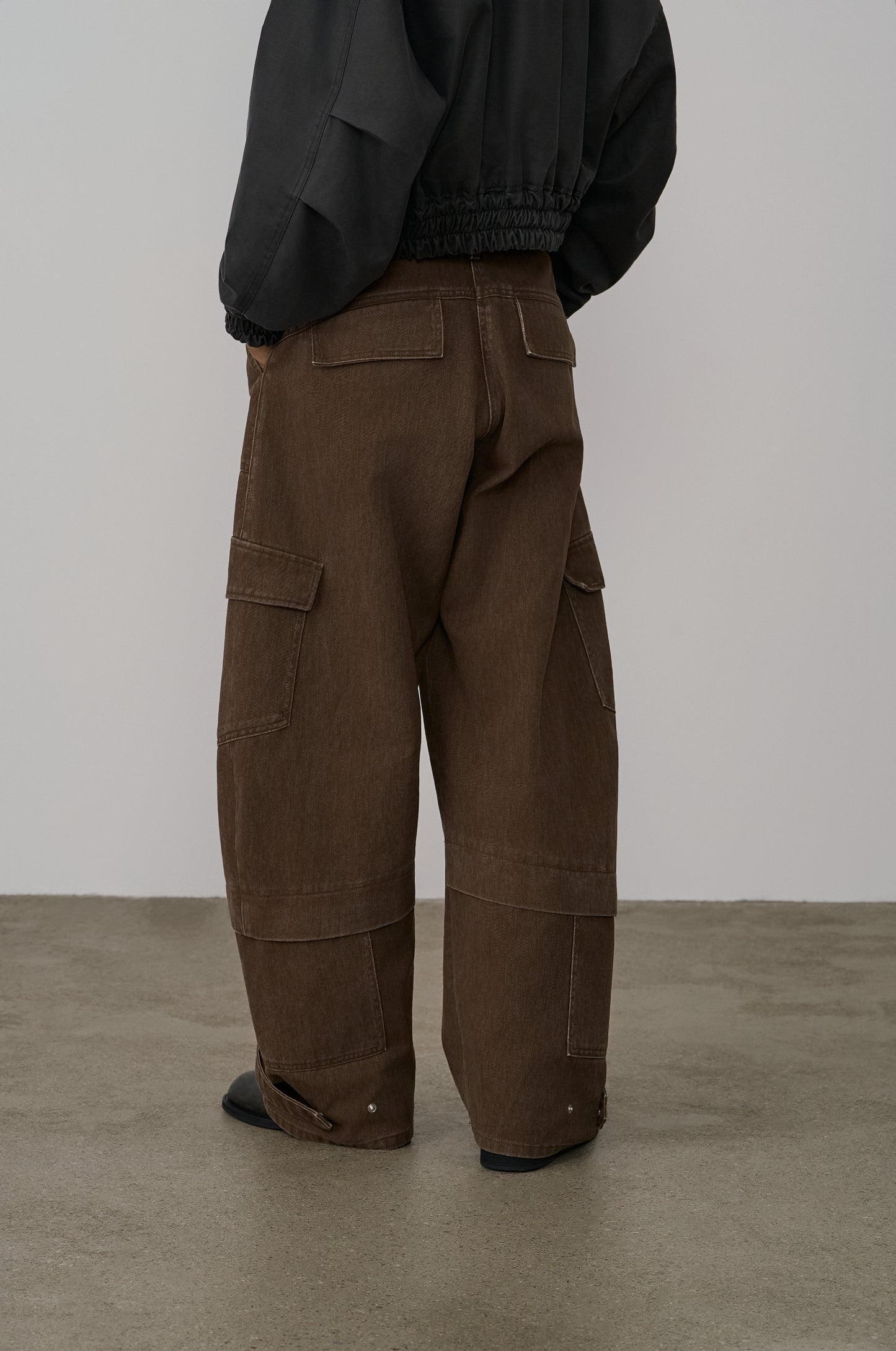 CURVED CARGO DENIM PANTS