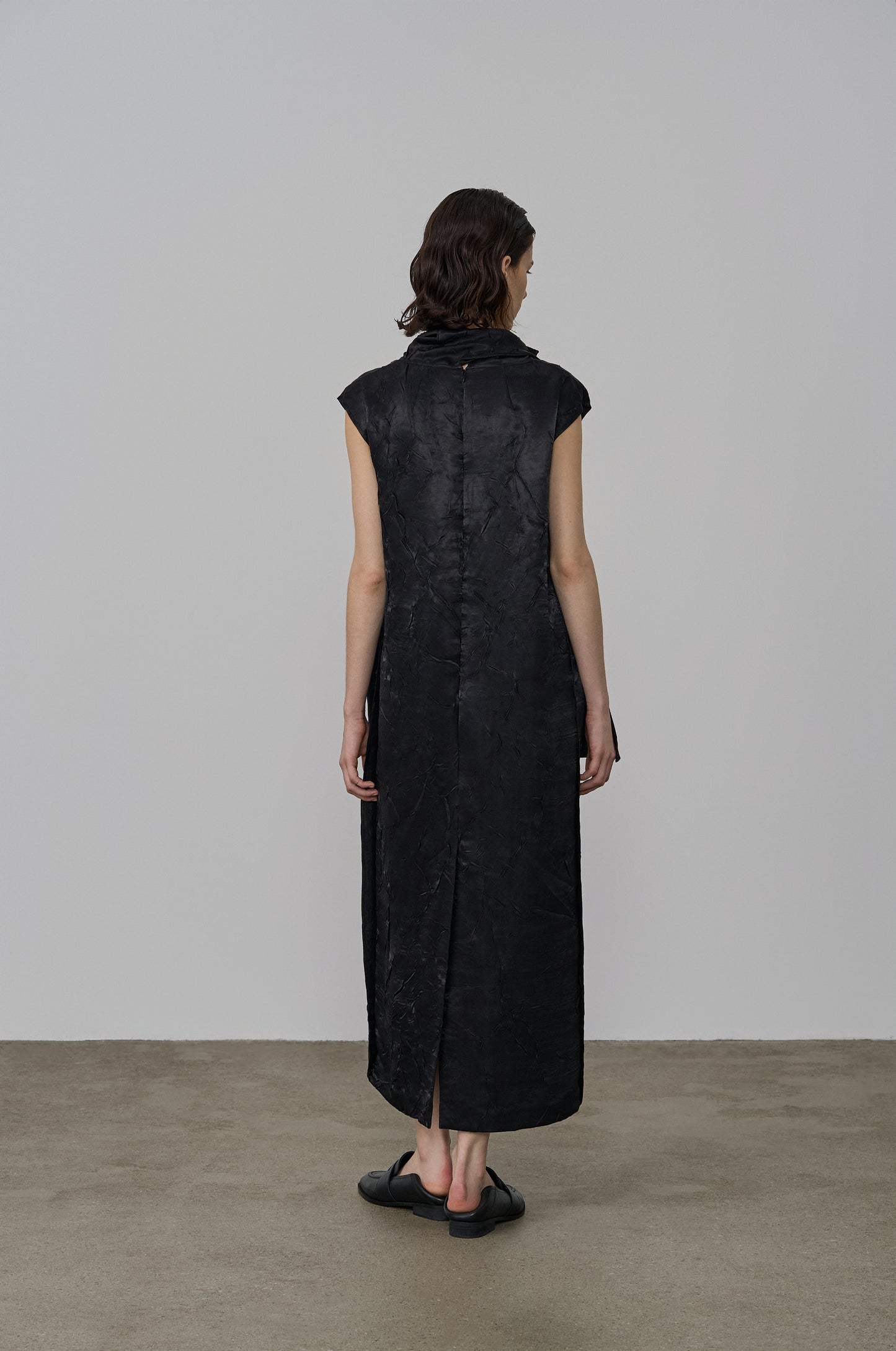 SCARF DETAIL SLEEVELESS CRINKLED DRESS