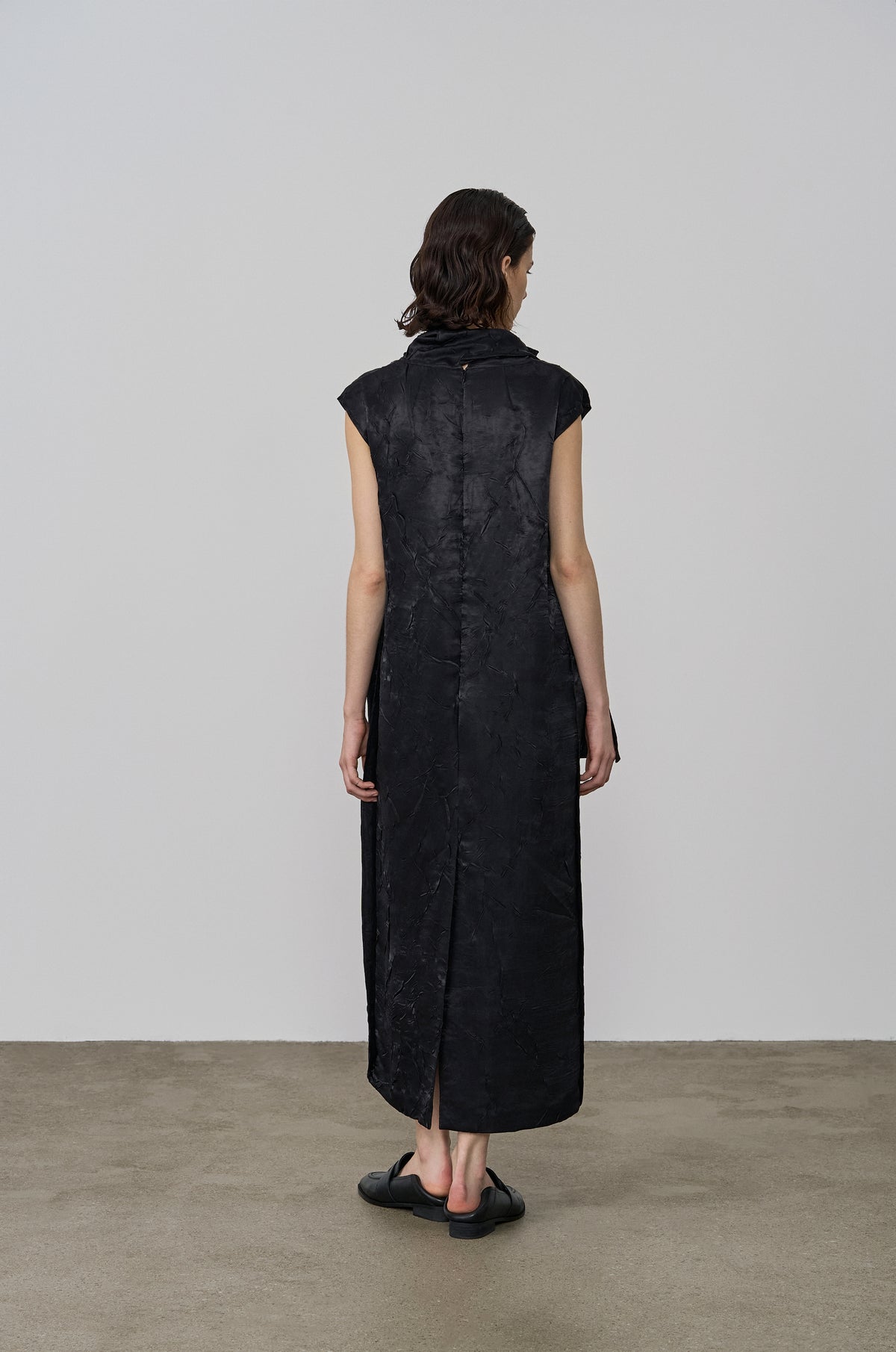 SCARF DETAIL SLEEVELESS CRINKLED DRESS