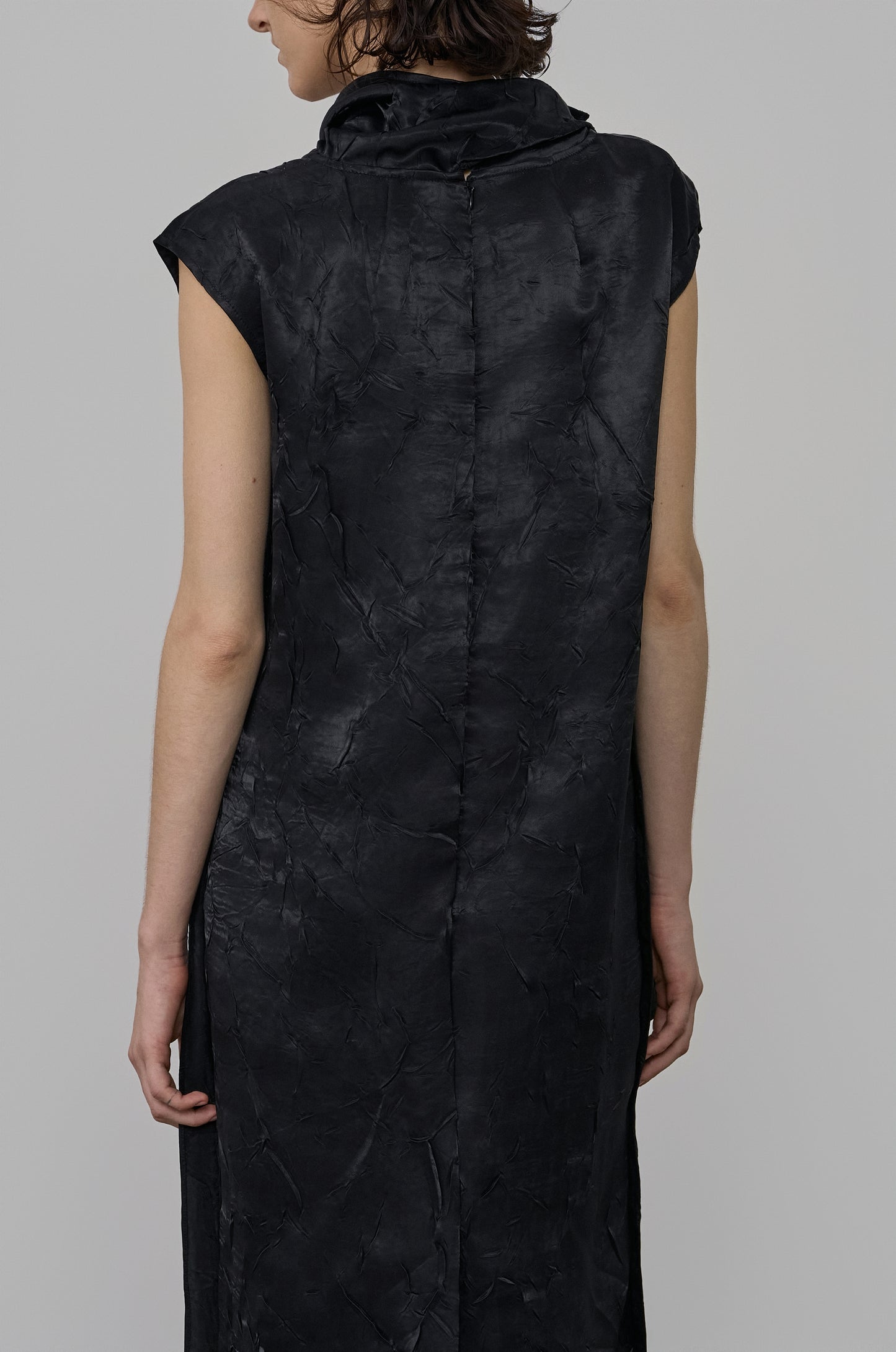SCARF DETAIL SLEEVELESS CRINKLED DRESS
