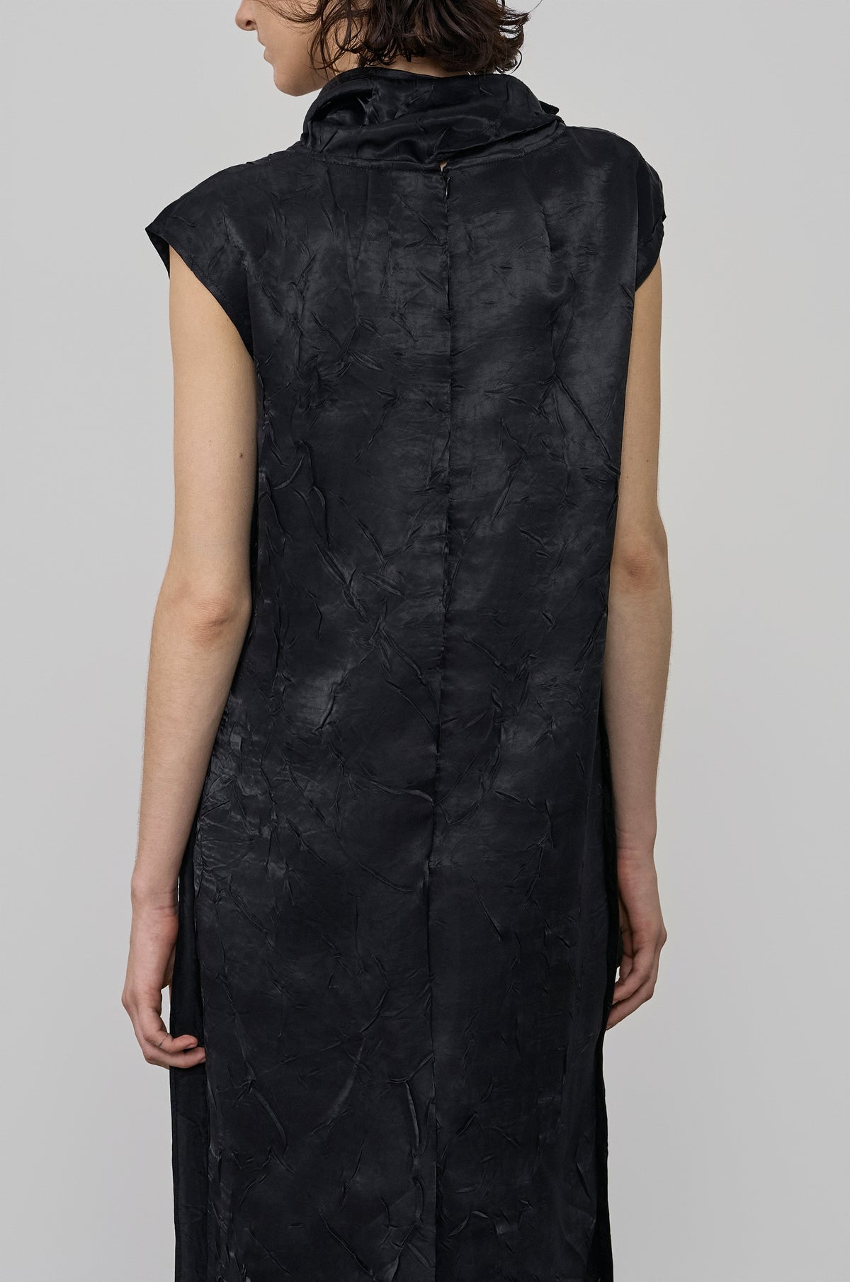 SCARF DETAIL SLEEVELESS CRINKLED DRESS