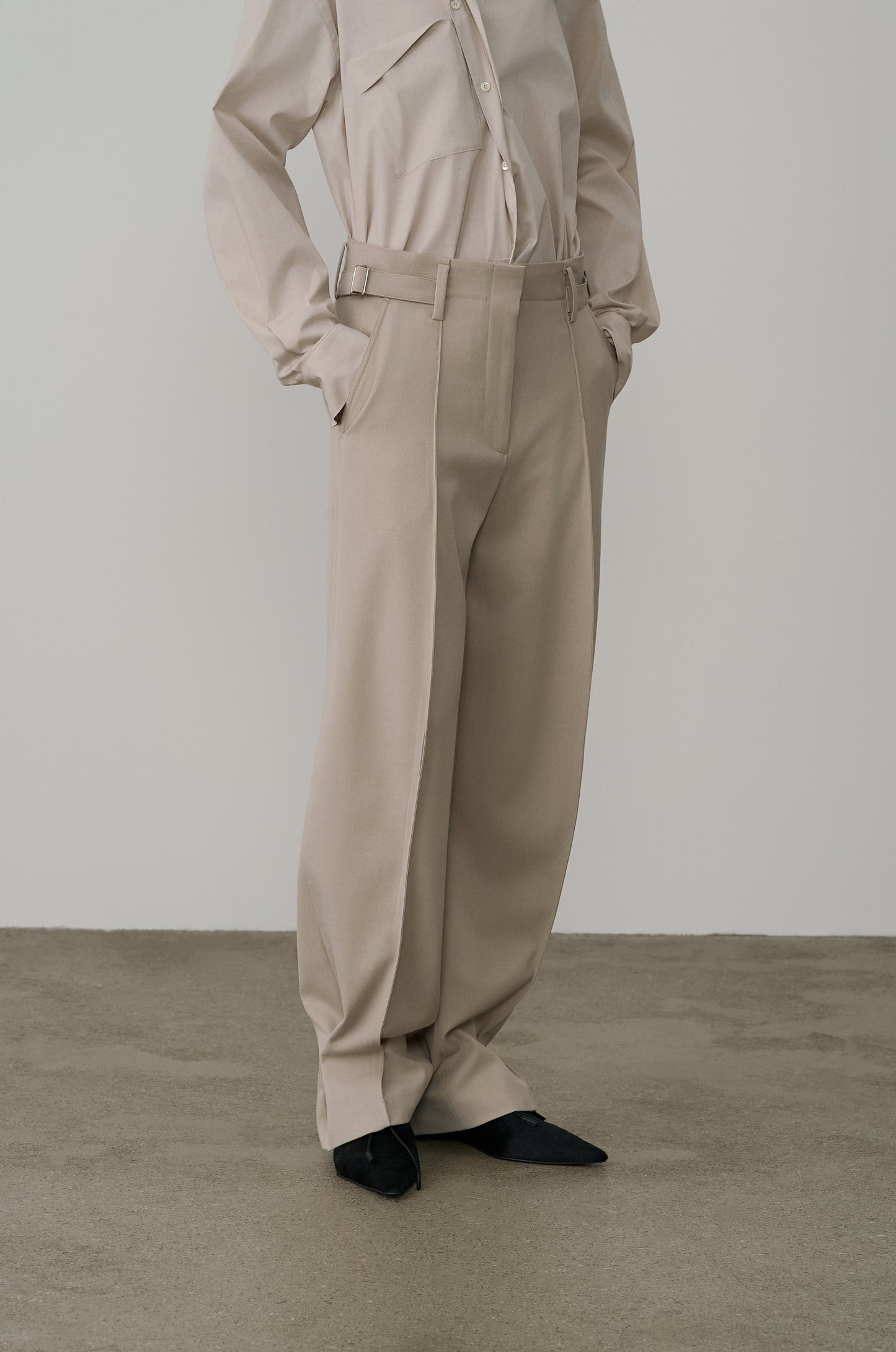 BELTED WAIST PINTUCK TROUSERS