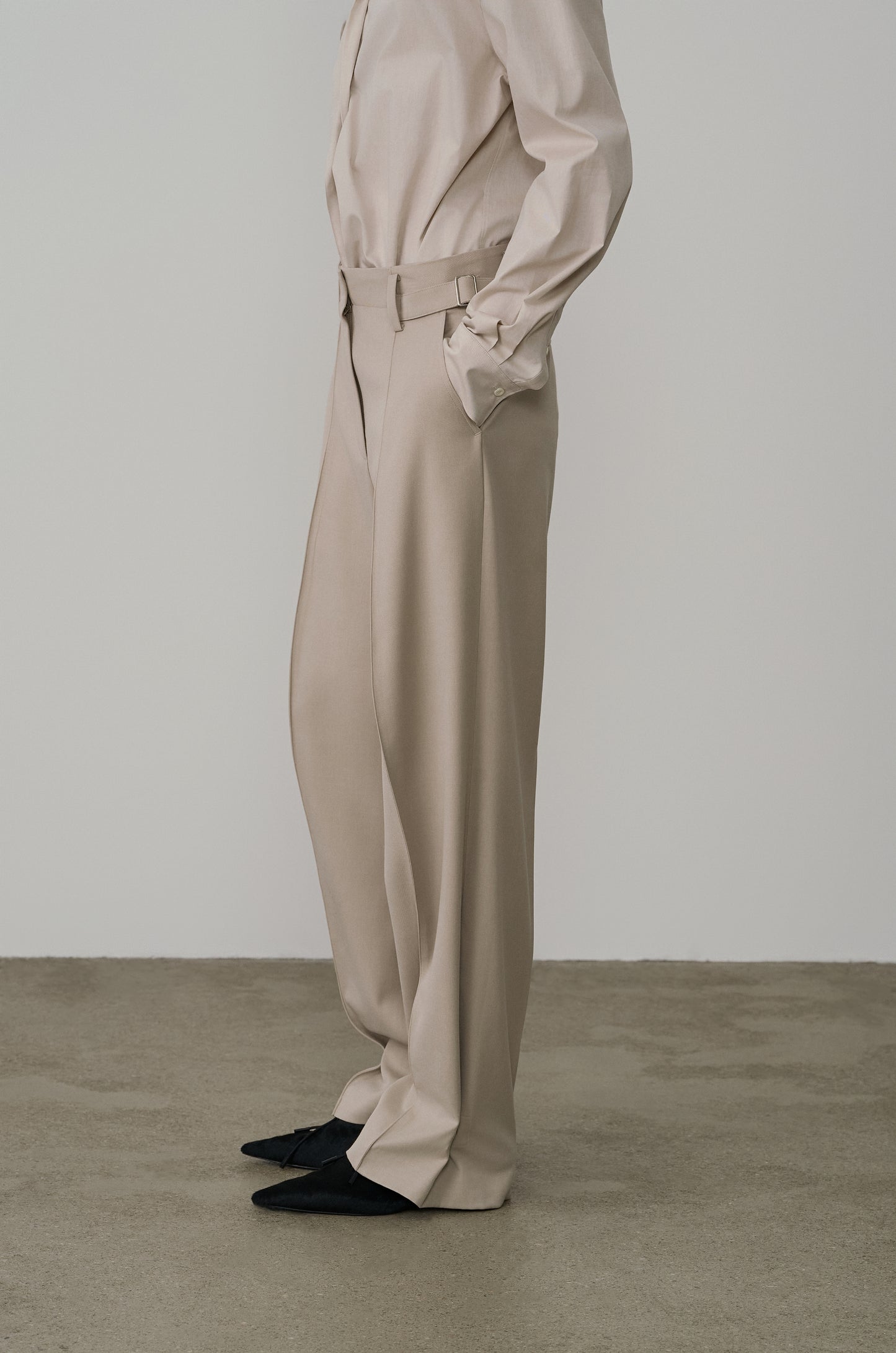 BELTED WAIST PINTUCK TROUSERS
