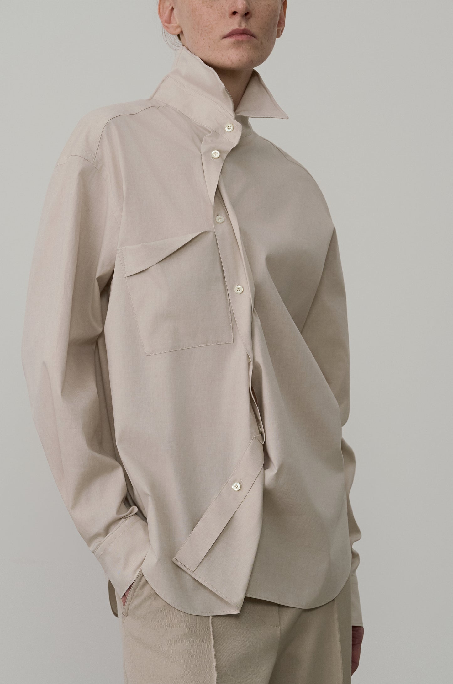 TWISTED WIRED-COLLAR SHIRT