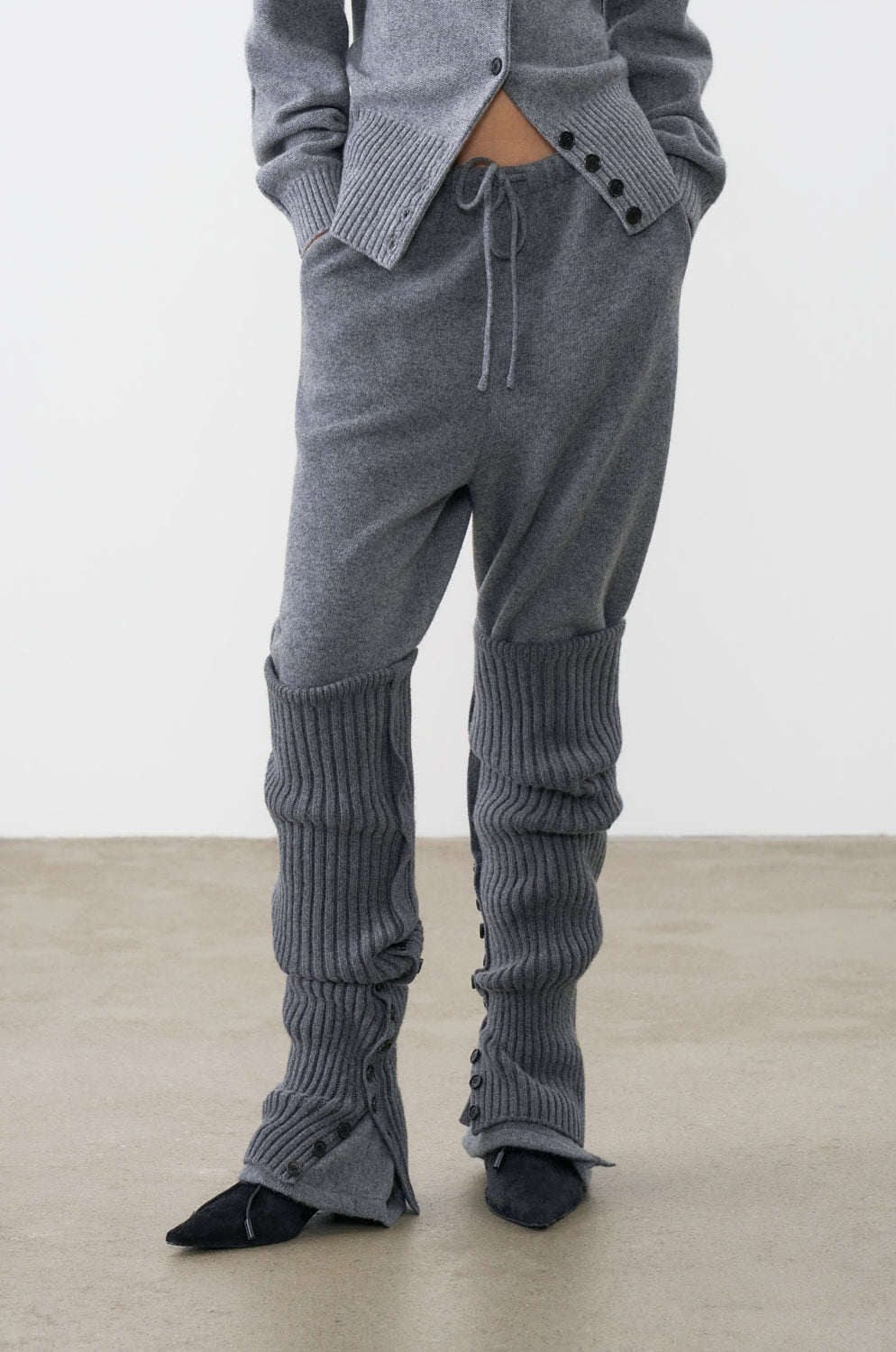 BUTTONED CONVERTIBLE KNIT PANTS