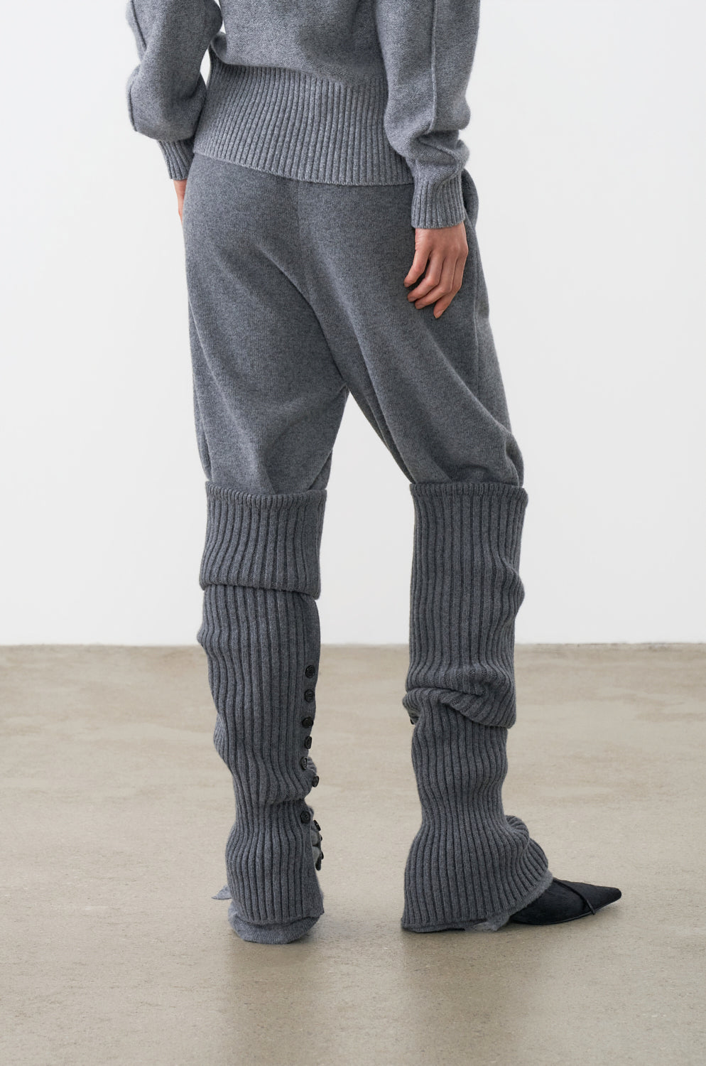 BUTTONED CONVERTIBLE KNIT PANTS