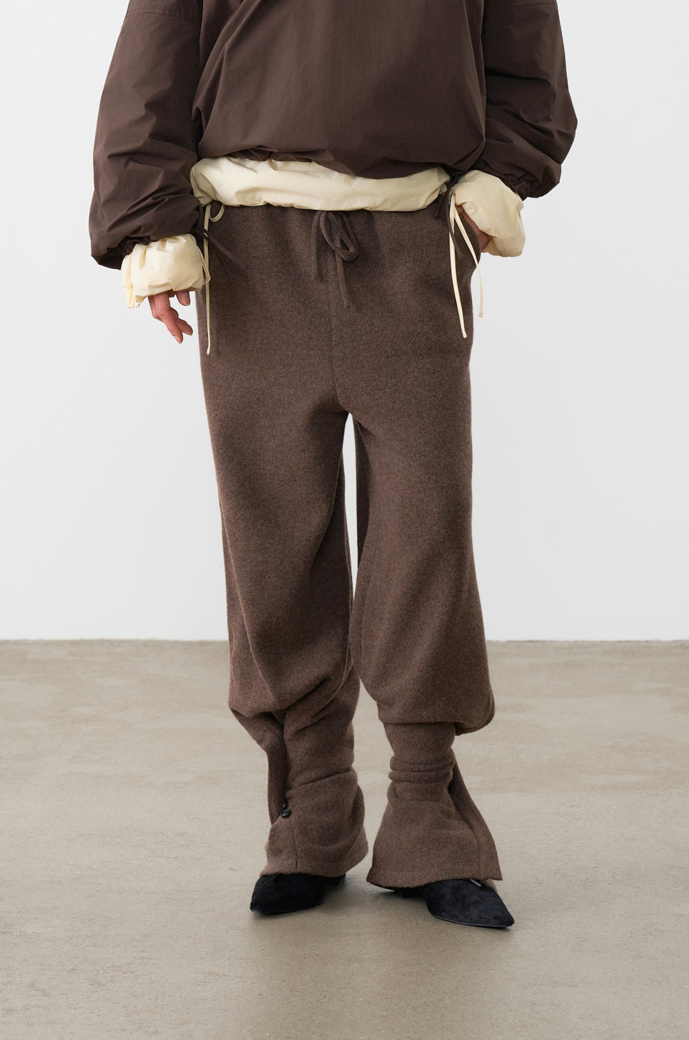 BUTTONED CONVERTIBLE KNIT PANTS