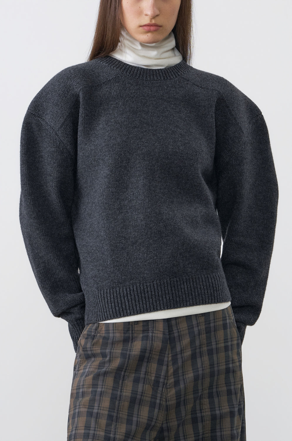 CONTRAST PANEL CREW-NECK KNIT TOP